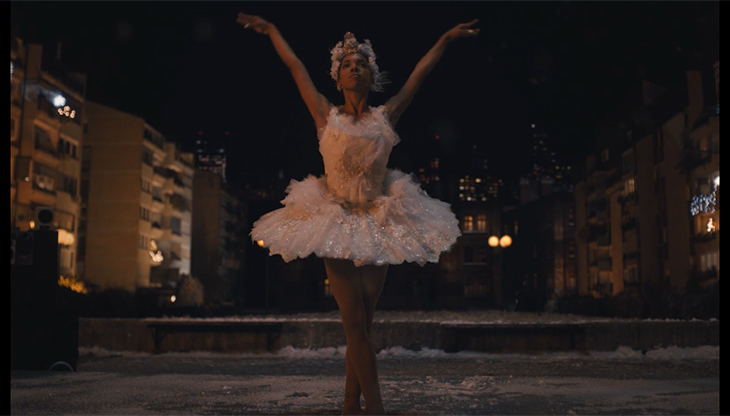 Un frame del nuovo spot natalizio di Amazon con Taïs Vinolo