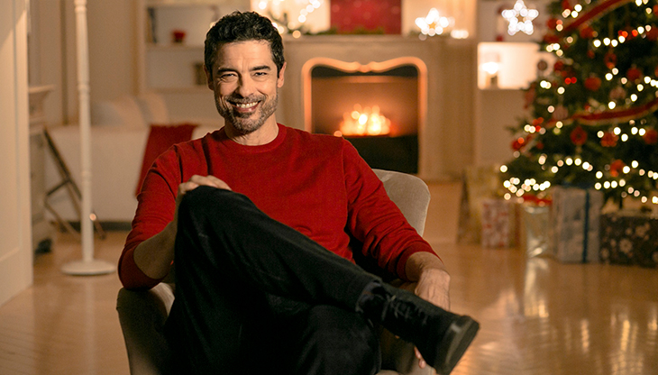 Un frame del nuovo spot natalizio Sky con Alessandro Gassmann