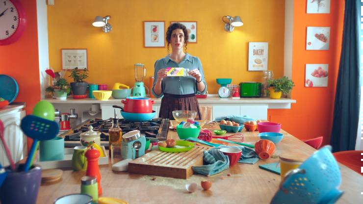 Un frame del nuovo spot Biochetasi Digestione e Acidità