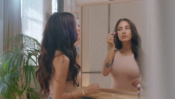 Un frame dello spot Maybelline NY dedicato al correttore "Il Cancella Età" con Giulia De Lellis