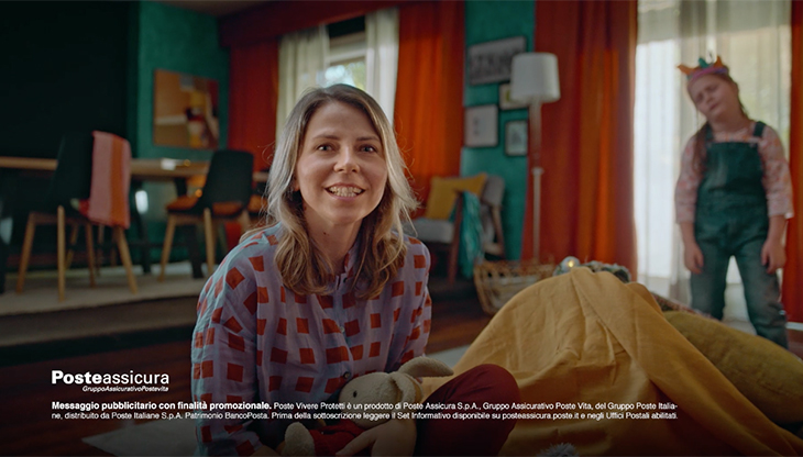 Un frame dallo spot Poste Italiane dedicato a Poste Assicura
