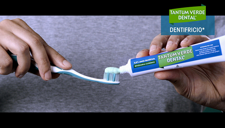 Un frame del nuovo spot dedicato a Tantum Verde Dental