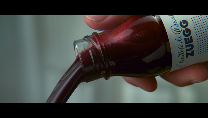 Un frame dello spot dedicato al Nettare al Mirtillo Selvatico di Zuegg 