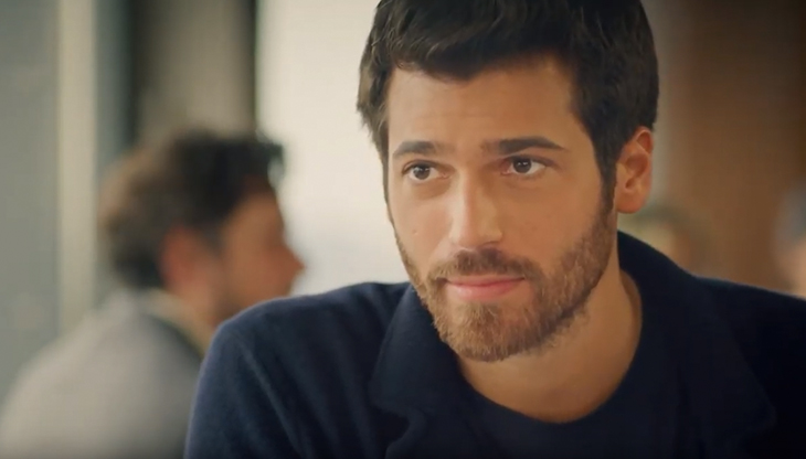 Can Yaman nel nuovo spot De Cecco, in cui è accompagnato da Claudia Gerini