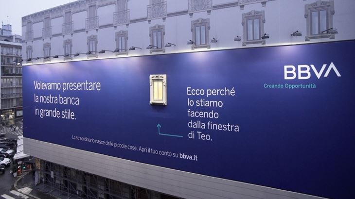Un'immagine del grande telone che annuncia il lancio di BBVA a Milano, in via Carducci
