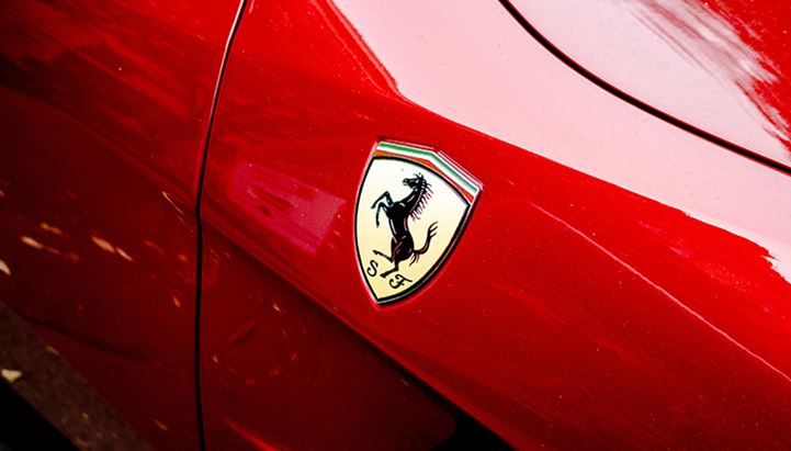 Ferrari affida la guida della comunicazione a Charlie Turner (Photo by Jannis Lucas on Unsplash)
