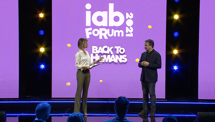 Sergio Amati di IAB Italia insieme alla giornalista Monica Peruzzi in un momento di IAB Forum 2021