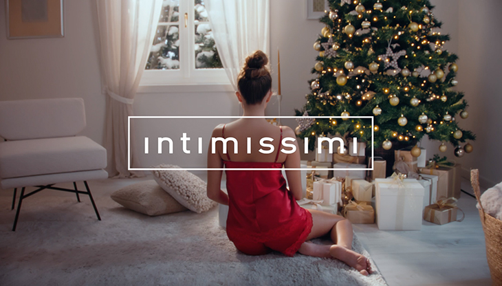 Un'immagine del nuovo spot Intimissimi di Natale