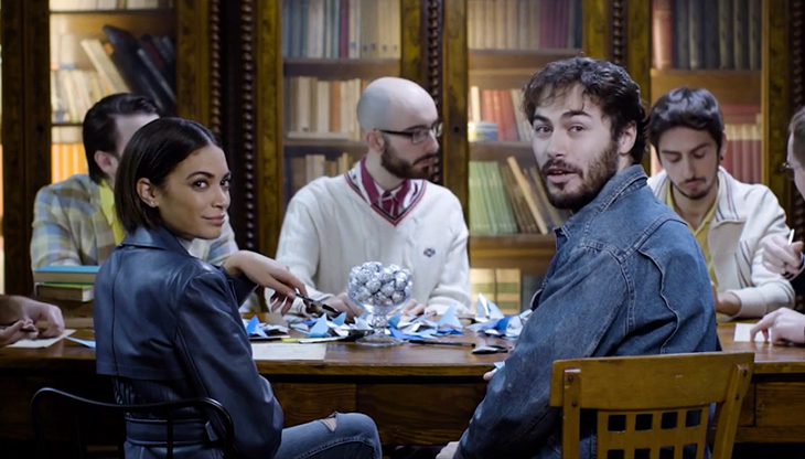 Elodie e i Pinguini Tattici Nucleari in uno dei video per Baci Perugina