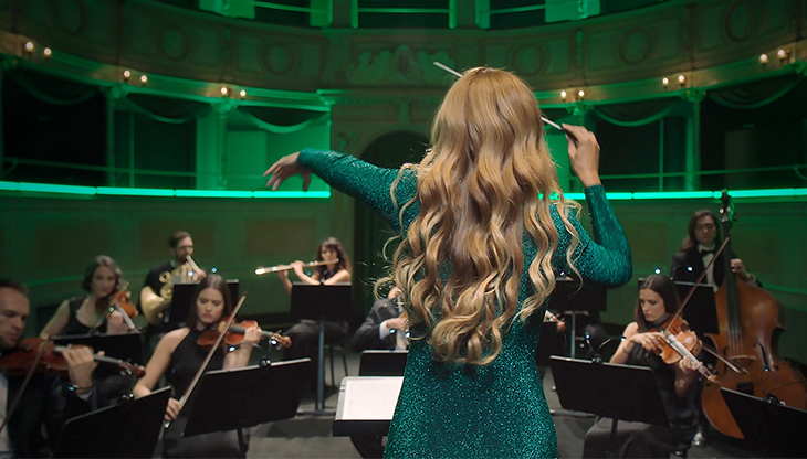 La direttrice d'orchestra Beatrice Venezi è la testimonial del nuovo spot Bioscalin