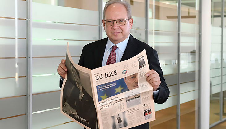 L’AD del Gruppo 24 Ore, Giuseppe Cerbone, ritratto con il Sole 24 Ore nel nuovo formato