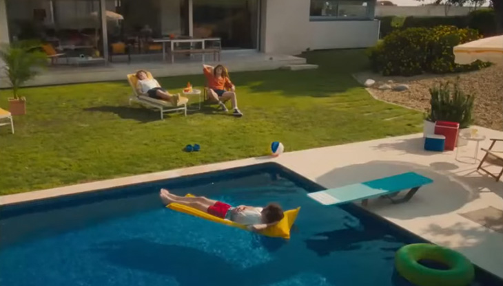 Un frame dello spot dedicato alla nuova famiglia Fiat 500 Hey Google