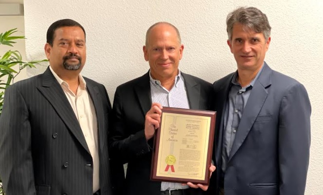 Simon Yencken, Derek Adelman e Rajiv Sunkara