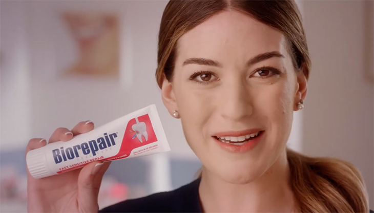 Un frame di uno degli spot dedicati alle nuove linee di dentifrici Biorepair