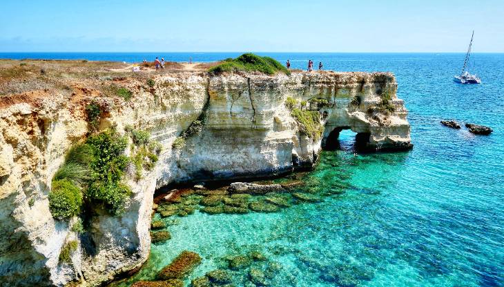 I faraglioni di Torre Sant'Andrea. Foto di <a href="https://unsplash.com/@massimovirgilio?utm_source=unsplash&utm_medium=referral&utm_content=creditCopyText">Massimo Virgilio</a> su <a href="https://unsplash.com/s/photos/puglia?utm_source=unsplash&utm_medium=referral&utm_content=creditCopyText">Unsplash</a>   