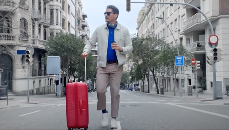 Un frame del nuovo spot della compagnia aerea Volotea