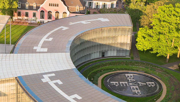 Bayer apre un pitch per il media globale. In foto, la casa madre dell'azienda in Germania (@bayer.com)