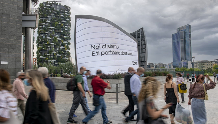 Un'immagine della campagna Uber in esterna a Milano