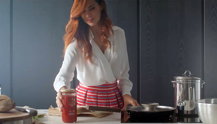 Veronica Maya in un momento del nuovo spot del brand Solania