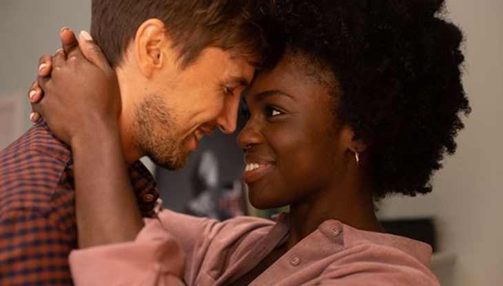 Un'immagine di uno spot di Meetic del 2020