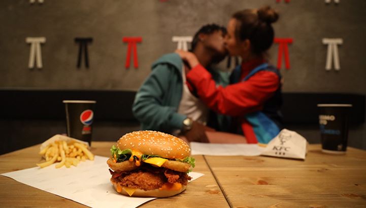 Un'immagine della nuova campagna pubblicitaria KFC per il Kiss Burger