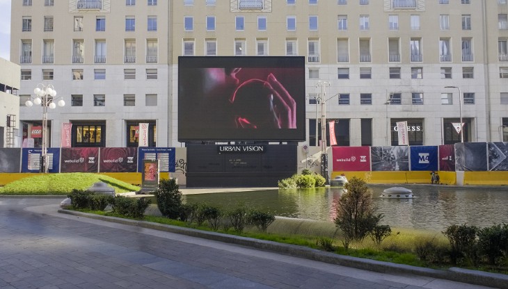 Il ledwall di Piazza San Babila a Milano