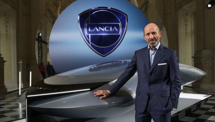 Luca Napolitano, Ceo del brand Lancia, vicino alla scultura Lancia Pu+Ra Zero