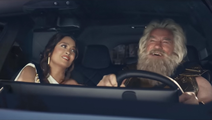 Arnold Schwarzenegger e Salma Hayek nel nuovo spot BMW per il Super Bowl 2022