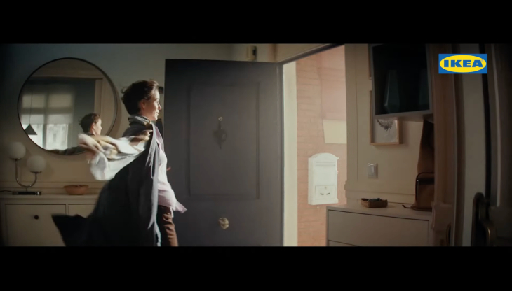 Un frame del nuovo spot Ikea "Apri la porta a una vita più organizzata"