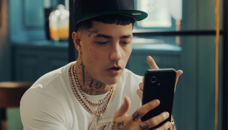 Un'immagine della campagna Spotify con Tony Effe