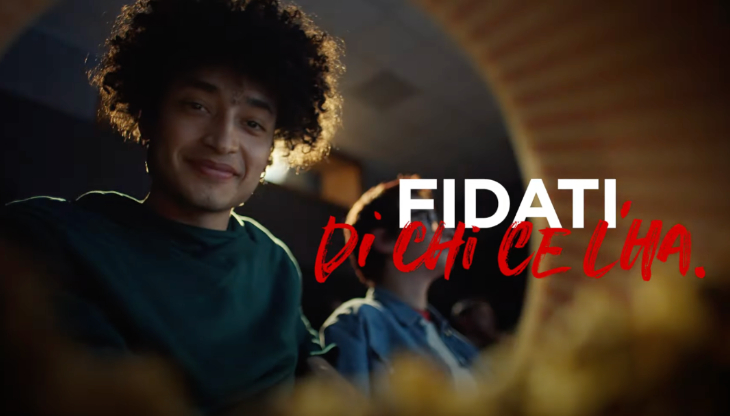 Un frame del nuovo spot iliad "Fidati di chi ce l'ha"