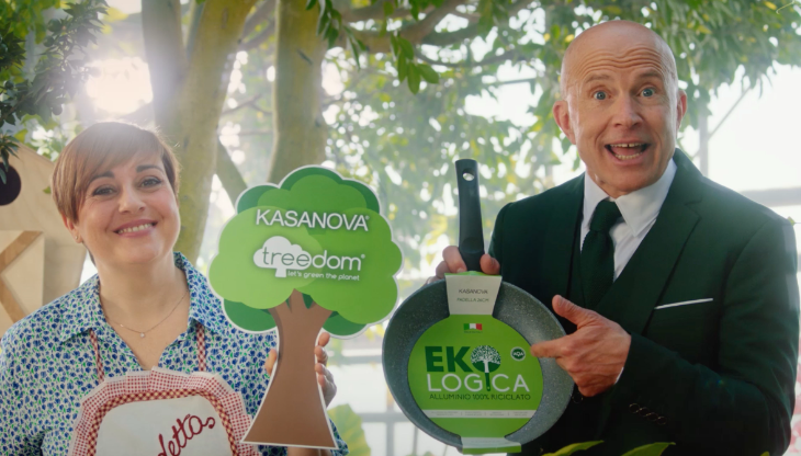 Nello spot, Benedetta e Mastrota presentano Ekologica di Kasanova e un'iniziativa legata a Treedom