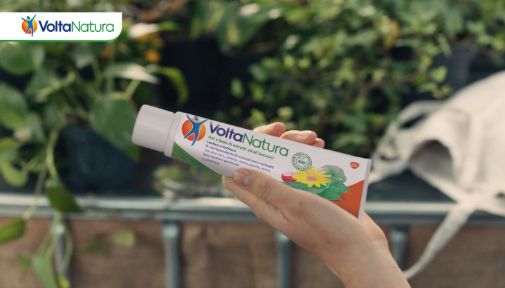 Un frame tratto dal nuovo spot dedicato a VoltaNatura di GSK Consumer Healthcare