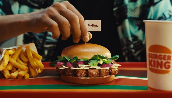 Un'immagine tratta dal nuovo spot di Burger King dedicato al nuovo "The Cipolla Rossa Burger"