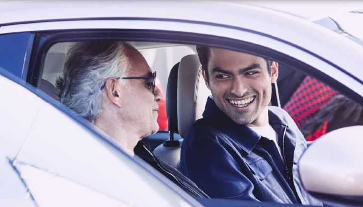 Andrea e Matteo Bocelli sulla nuova 500. (Credits: area media Stellantis)