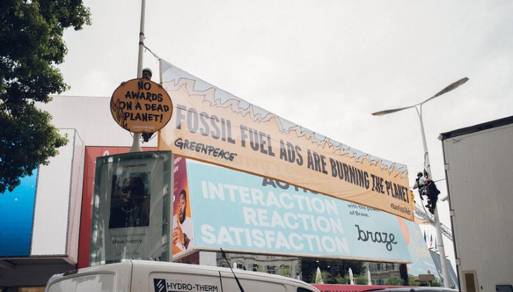 Un'immagine della protesta di Greenpeace ai Cannes Lions