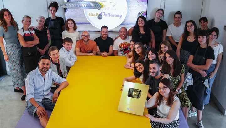 Il team di Giallozafferano con il premio "Creator Award d’oro" di Youtube