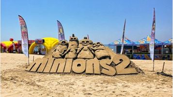 La scultura di sabbia dedicata ai Minions al Jova Beach Party