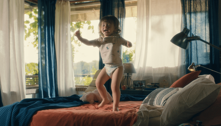 Uno dei soggetti della campagna "Muovendosi impara" di Pampers dedicata a Mutandino