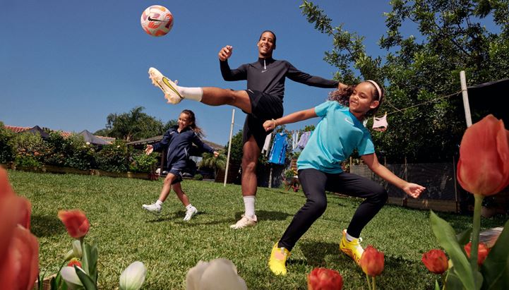 Virgil van Dijk insieme alle figlie nel nuovo spot Nike