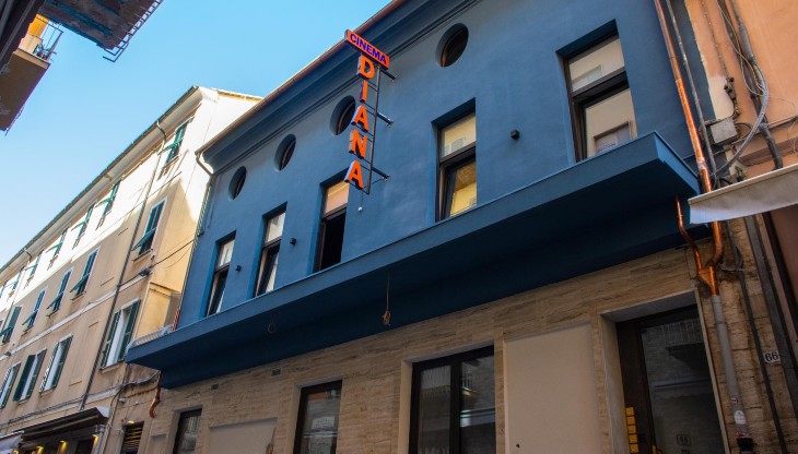 Da cinema a luci rosse a sede dell'agenzia creativa SunTimes: ecco il SunSpace