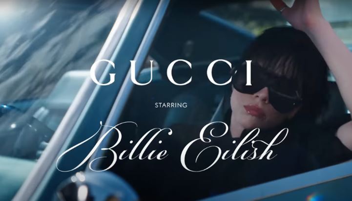 Billie Eilish in un momento del nuovo film di Gucci