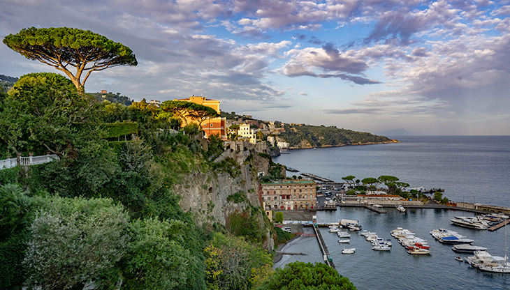 Veduta di Sorrento  Photo by Rich Martello on Unsplash