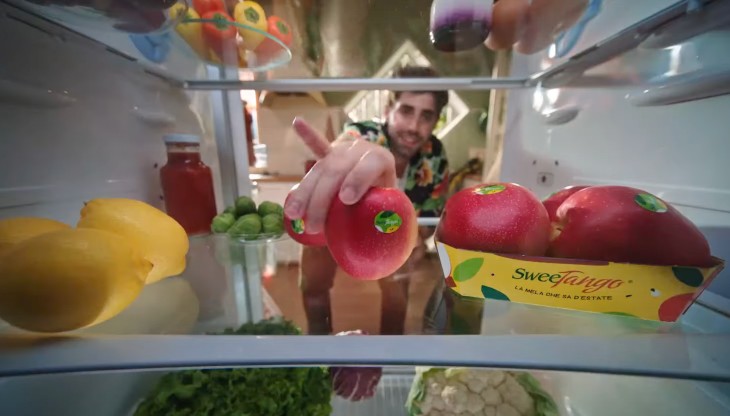 Un'immagine del primo spot tv delle mele SweeTango
