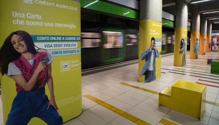 Un'immagine della campagna dedicata alla nuova carta di debito Crédit Agricole su circuito Visa