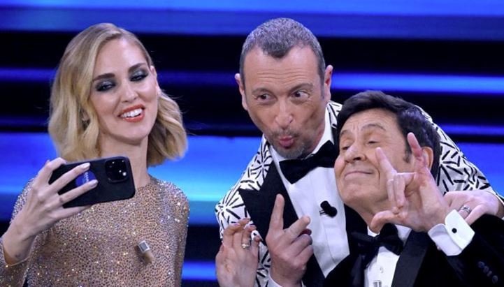 Uno dei momenti "Instagram" di Sanremo 2023 con Chiara Ferragni, Amadeus e Gianni Morandi