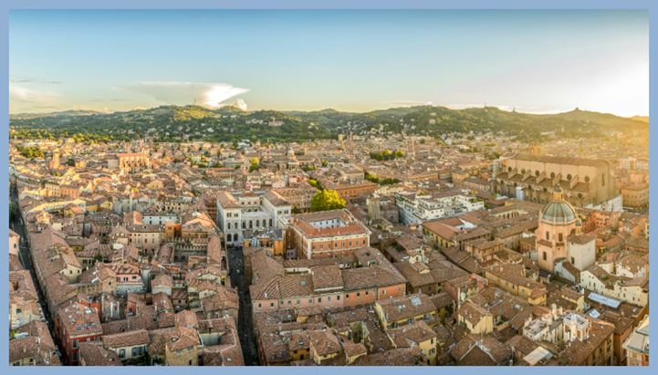 Il centro di Bologna (foto di Felix M. Dorn su Unsplash)