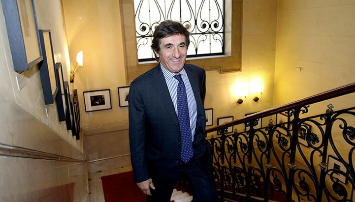 Urbano Cairo sulla scalinata del palazzo di via Solferino 28 a Milano, dal 1904 sede del Corriere della Sera