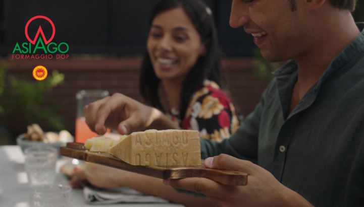 L’Asiago DOP punta alla GenZ e Y con la campagna natalizia ‘Sì Asiago Dop’  