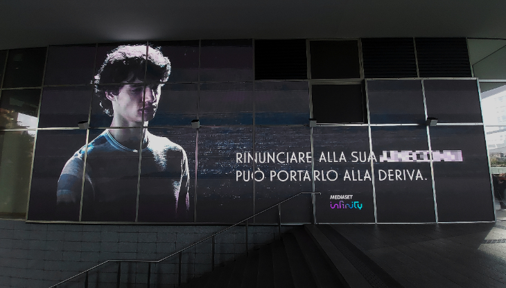 Un “Escándalo” arriva in città con la nuova campagna Mediaset Infinity. Firma Grey